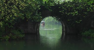 春天杭州<strong>西湖</strong>园林桥洞雨景